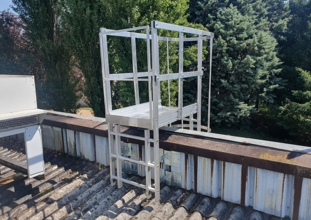 Escalera con protección dorsal